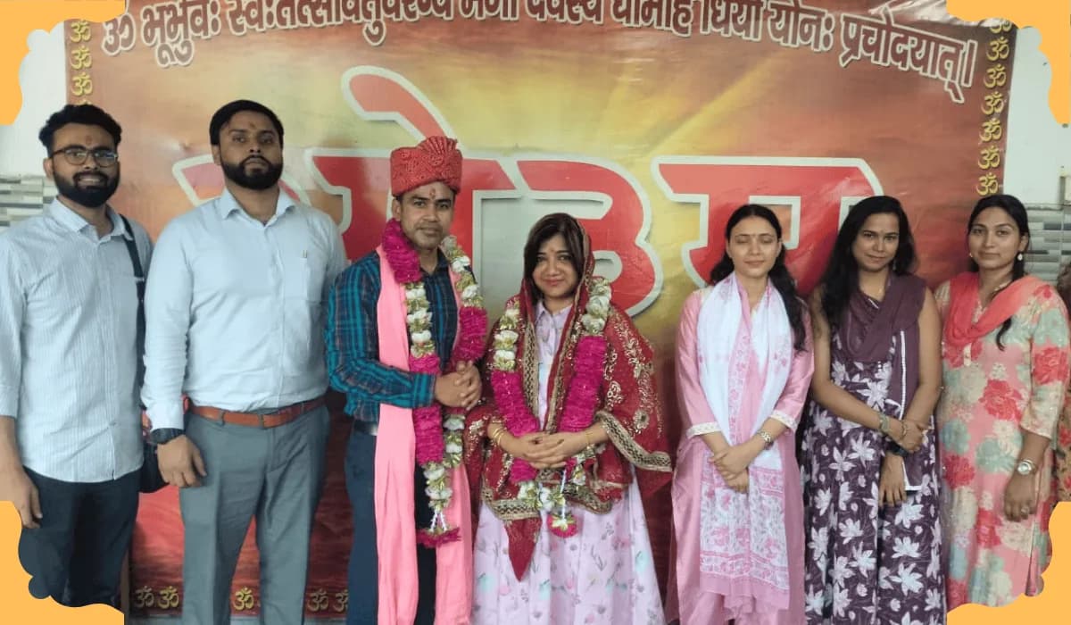 Happy couple after court marriage registration in Delhi